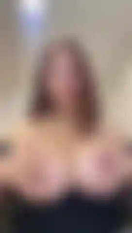 Seios perfeitos balançam, brincam e chupam mamilos.