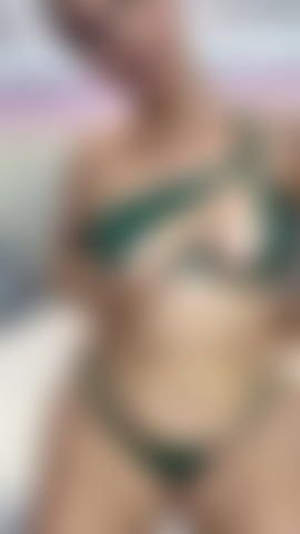 Chupo dedos dos pés e fodo minha buceta.