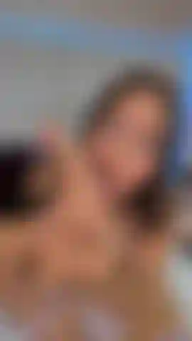 Chupo dedos, lambo... Mmm dedos vermelhos tão gostosos.