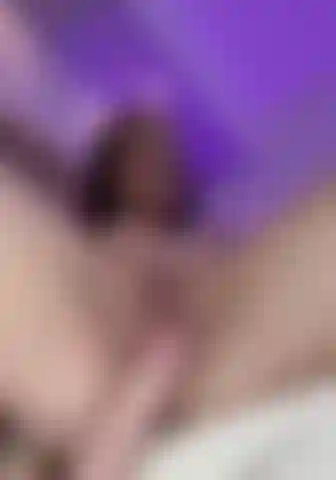 Roso meu vibrador com o clitóris.