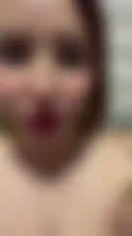 Brincando com meu cuzinho apertado.