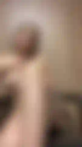 E adoro tocar meu corpo oleoso.