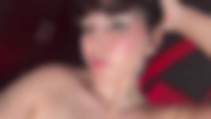 Meu peito nu e minhas carícias suaves convidam você a aproveitar esse momento íntimo comigo.