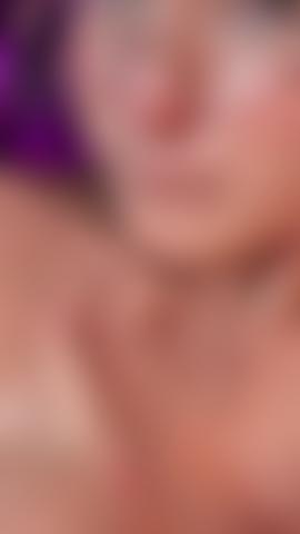 Nada me excita mais do que lamber meus próprios mamilos e sentir minha língua deslizar sobre minha pele. Você me ajudaria a ir mais longe?