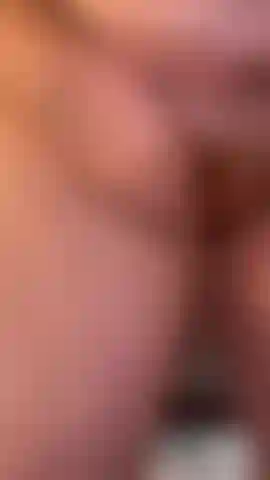 Um pouco de brincadeira com a buceta e mostrando meu cuzinho. Me veja me dando palmadas também!!!!