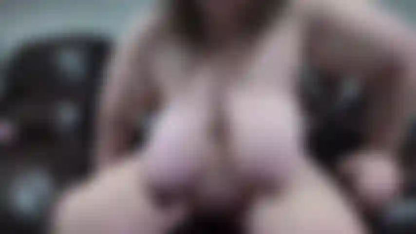 Cavalgando um dildo de 7 polegadas.