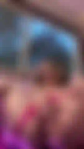 Que gosta de masturbação e provocação com brinquedos anais.