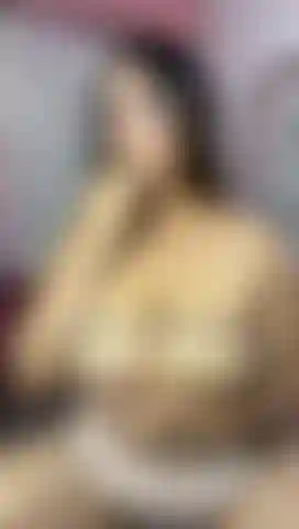 Brinco com meus peitos e te faço um boquete russo.