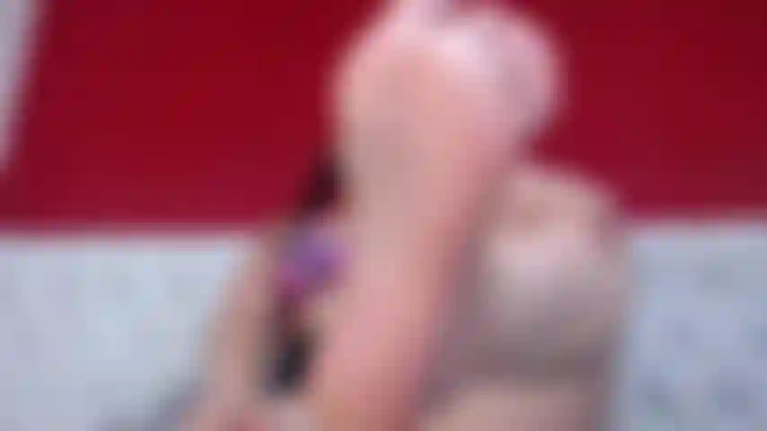 Hanna faz uma pequena massagem em seus delicados pés e em suas lindas pernas.