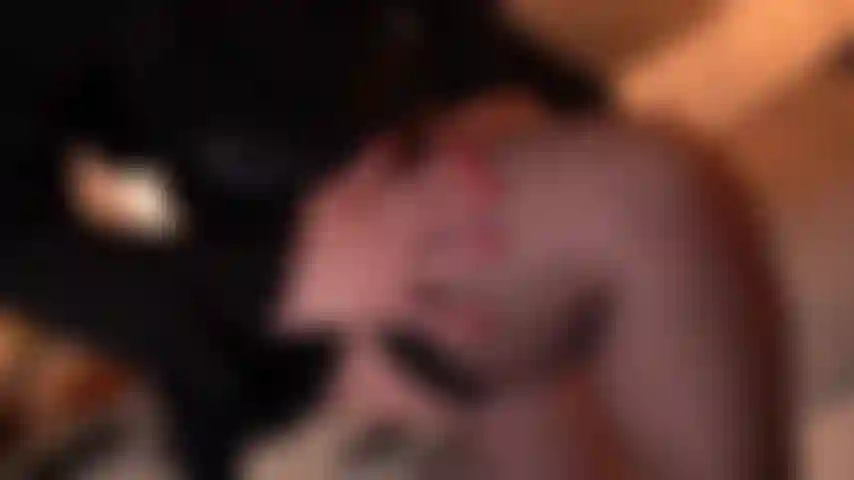 Sexy madrasta provocando leve na cama.