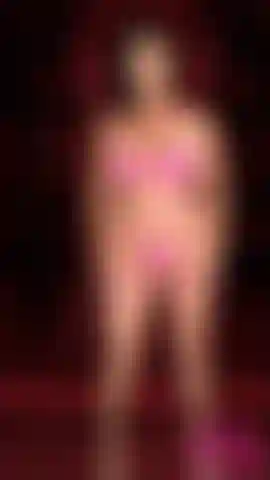 Deusa humiliatrix em látex rosa provocadora. Obtenha o vídeo completo.
