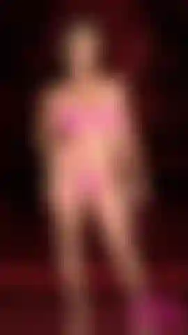 Deusa humiliatrix em látex rosa vídeo completo.