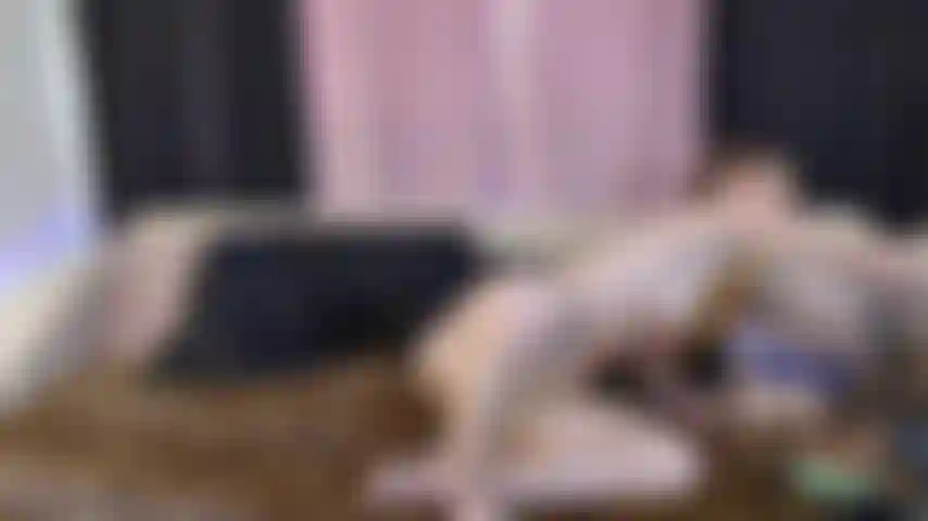 Esguichando nos meus pés.