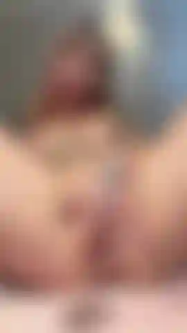 Dedilhando de perto - veja-me esfregando, brincando e dedilhando minha bucetinha apertada enquanto gemo e gozo para você! Adoro como ela fica molhada e suculenta ;).