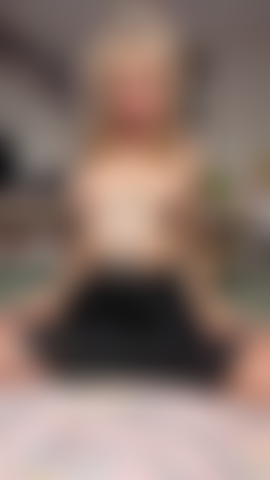 Venha brincar comigo, papai. Estou deitada na minha cama, super excitada, usando uma saia preta justa e nada mais, esperando você vir se juntar a mim e destruir minha bucetinha rosa. Venha tocá-la?