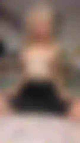 Venha brincar comigo, papai. Estou deitada na minha cama, super excitada, usando uma saia preta justa e nada mais, esperando você vir se juntar a mim e destruir minha bucetinha rosa. Venha tocá-la?