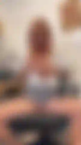 Uma foda de dildo com peitos - aposto que você queria que esse fosse seu pau fodendo meus pequeninos enquanto eu cuspo nele e deixo ele bem gostoso e molhado, pronto para você enfiar na minha garganta!