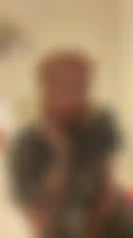 Veja-me agachada sobre o seu rosto - ei, escravo, acabei de sair da academia, então estou suada e gostosa. Você fica aí deitada enquanto eu tiro a calça e agacho bem na sua cara, expondo meus dois buracos para você, o que você faria com eles?!