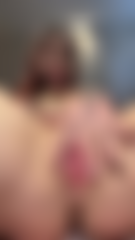 Brincadeira de buceta de perto - veja-me abrir minha bucetinha apertada para você enquanto me esfrego e me dedilho em diferentes posições - ligue o som se quiser ouvir como ela fica molhada! Gozo muuuuito forte nessa!