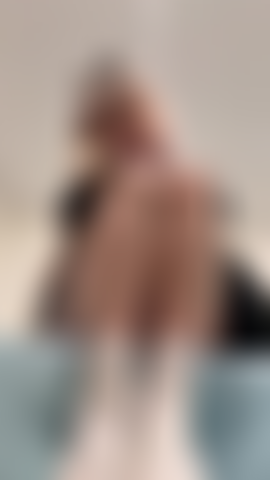 Provocadora de pés - veja-me tirar minhas meias fedorentas depois de um longo dia de faculdade e enfiar meus dedos na sua cara para você chupar ;).