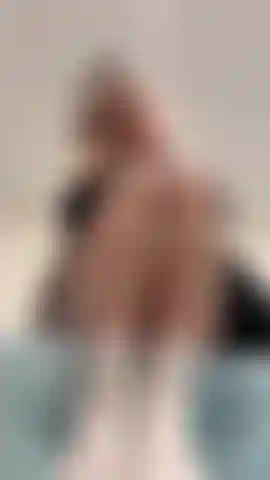 Provocadora de pés - veja-me tirar minhas meias fedorentas depois de um longo dia de faculdade e enfiar meus dedos na sua cara para você chupar ;).