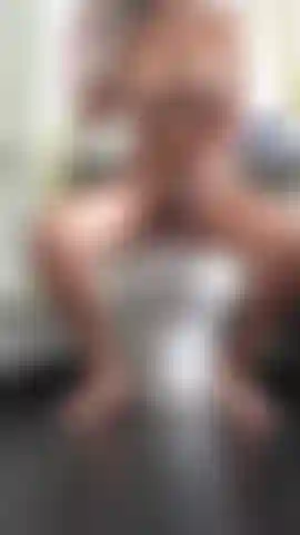 Quero colocar minha buceta no seu rosto para que você possa me lamber sem piedade; quero gozar para você—você adora me ver toda molhada e tão com tesão, me tocando só para você.