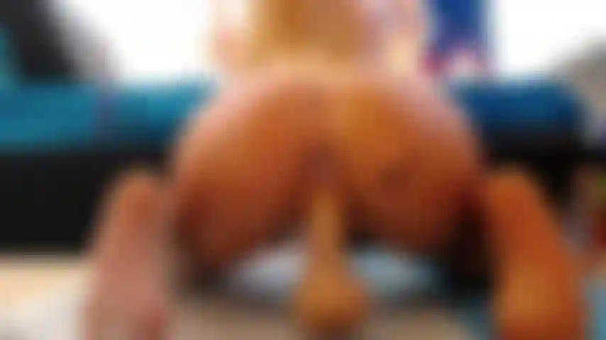 Montando dildo esguichando.