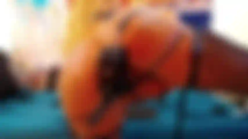 Brincando com buceta e plug anal.