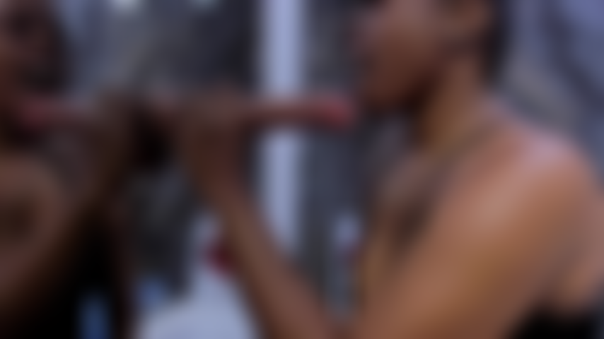 Profunda e dura na minha garganta.