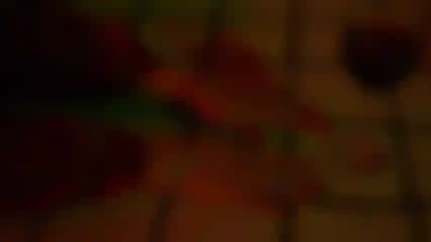 Fumando noite quente na cozinha.