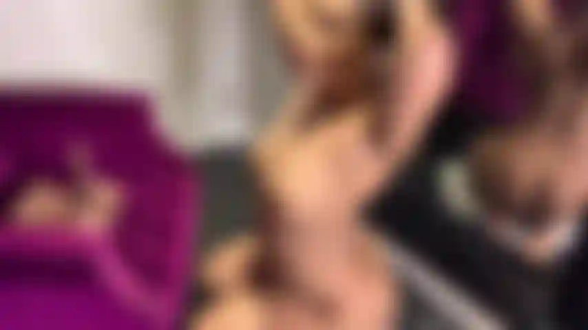 Montando vibrador no trono.