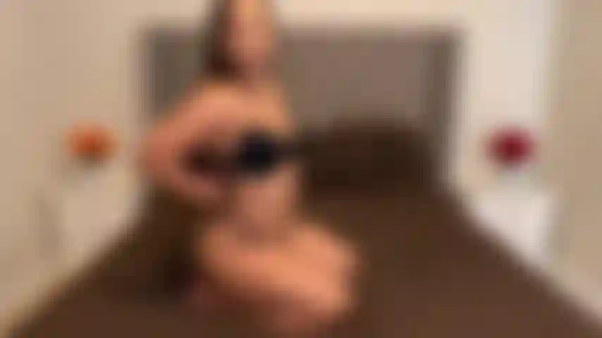 Strip tease leva à foda missionária.