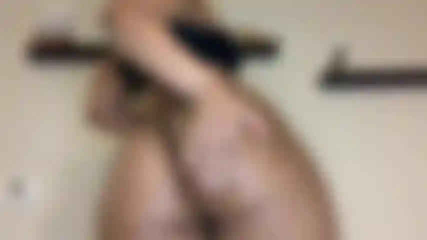 Bunda estrondosa batendo palmas.