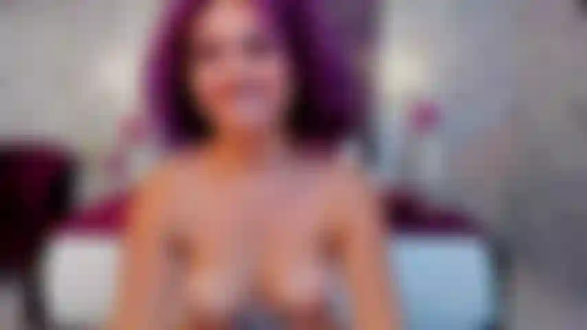 Estava com tanto tesão que precisava de algo mais profundo... Coloquei devagar, sentindo cada centímetro, e acabei gemendo de puro prazer. Você quer me ver fodendo meu cuzinho como uma safada? Este vídeo é para você...