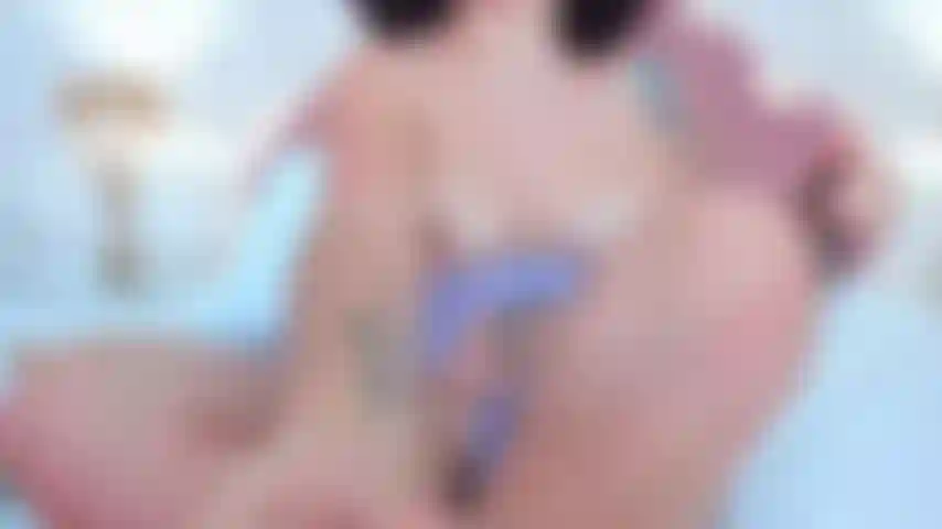Eu tiro minha calcinha e enfio seu pau negro fundo dentro de mim… devagar no começo, e depois eu monto em você do jeito que deve ser.