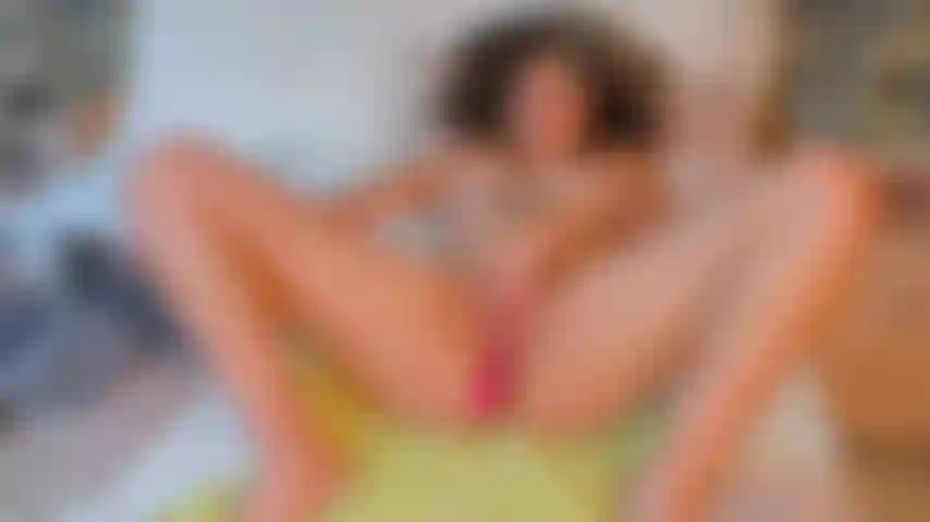 Enquanto brinco com minha bucetinha não consigo parar de pensar em você. Só espero que você venha curtir esse momento erótico comigo. Imagine como seria sentir o calor da minha pele e a umidade do meu desejo.