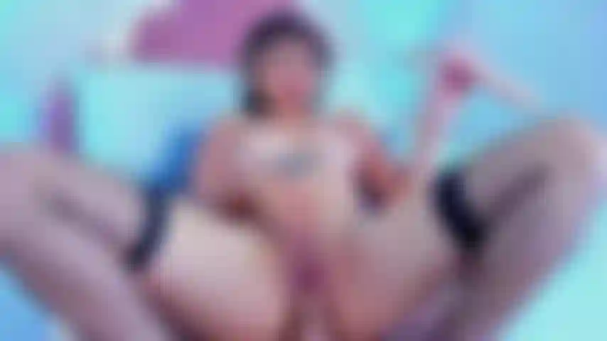 Dois dildos na minha buceta, sinta como minha buceta está completamente preenchida, explorando cada canto do meu desejo mais profundo, a reação do meu corpo a esse calor fará você ficar realmente duro.