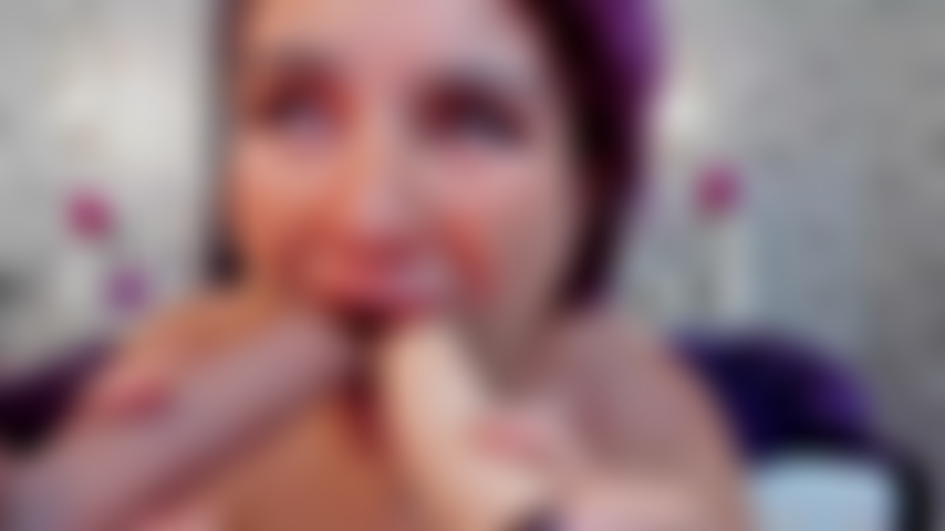 Hoje eu fiquei safada... E não me contentei com apenas um. Você me vê de joelhos, com dois vibradores nas mãos, lambendo-os, chupando-os, brincando com eles como uma garota faminta.