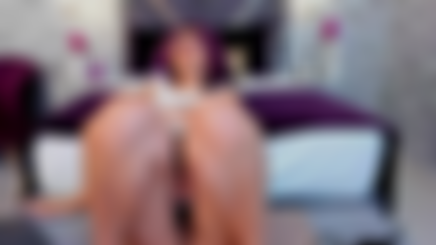 Tão molhada que o vibrador entra e sai deliciosamente. Cada vibração me faz morder os lábios enquanto minhas pernas tremem. Não consigo parar... Adoro a sensação dele me preenchendo, me fazendo implorar por mais a cada pulsação. Estou com tanto tesão que mal consigo pensar. Você quer que eu...