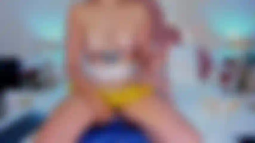 Minha boceta é tão molhada que você não consegue resistir a fodê-la uma e outra vez, levando-a ao limite do prazer.