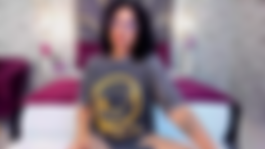 Minha boceta está tão molhada que preciso do meu vibrador agora, cada vibração me deixa mais excitada. Me toco como se você estivesse aqui, observando cada detalhe, me desejando, você vai me ver gozar para você?