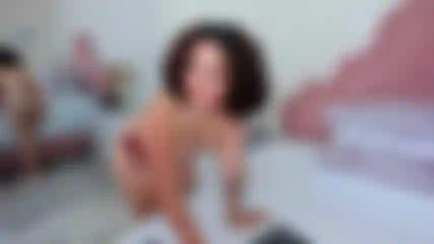 Eu me desnudo devagar, peça por peça, sem tirar os olhos de você e quando estou completamente nua, subo na cama, fico de quatro e me aproximo da câmera até você quase me tocar.🤤 Ali, eu esfrego minha buceta gostoso de verdade — devagar no começo, e depois do jeito que eu gosto — enquanto te olho e te digo que isso é só para você buceta aberta cachorrinho foda missionário foda na buceta cavalgar abertura anal pinças nos mamilos dirty talk pelada.