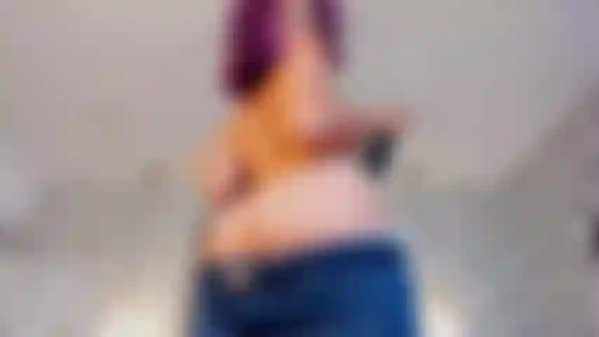 Danço devagar com você! Danço devagar com você, com os olhos fixos em você, mexendo os quadris só para deixar seu pau duro.