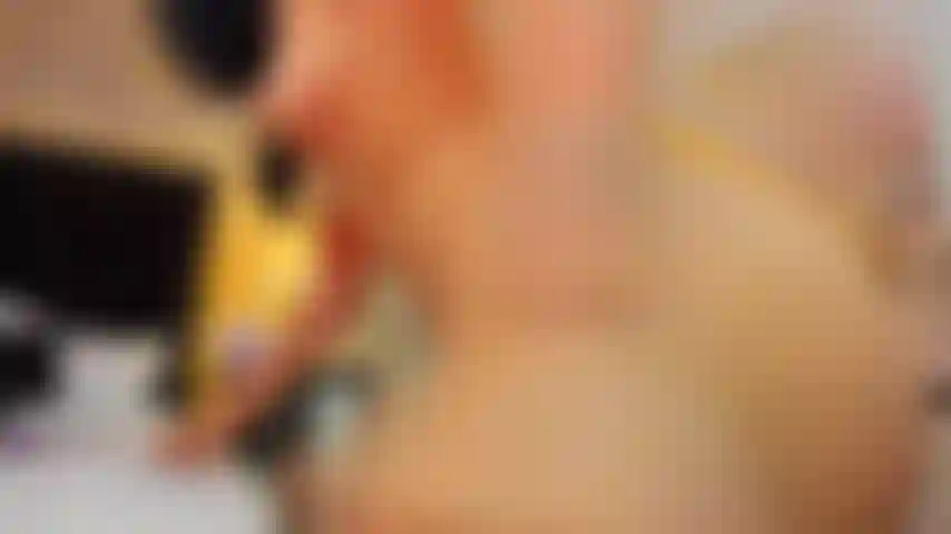 Minha bunda e minha bucetinha ao fundo enquanto te rebolo e penetração.