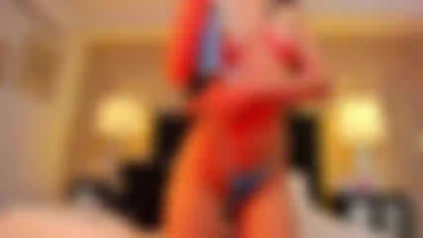 Passo creme no corpo todo e brinco com minha bucetinha, estimulo meu cuzinho.