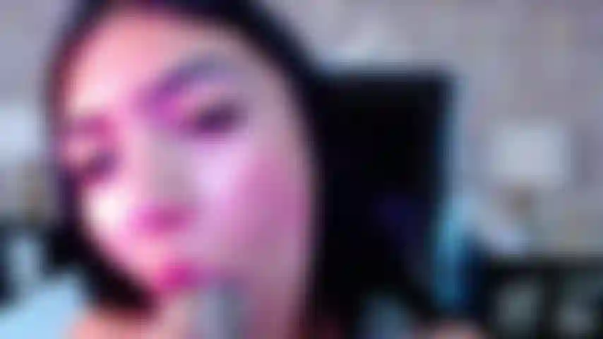 A modelo latina HollyLincon fode sua bucetinha perfeita e chupa seu brinquedo.