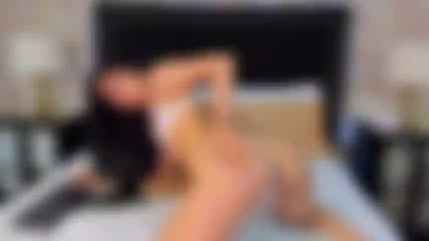 Fodo seu pênis delicioso com meus pés.