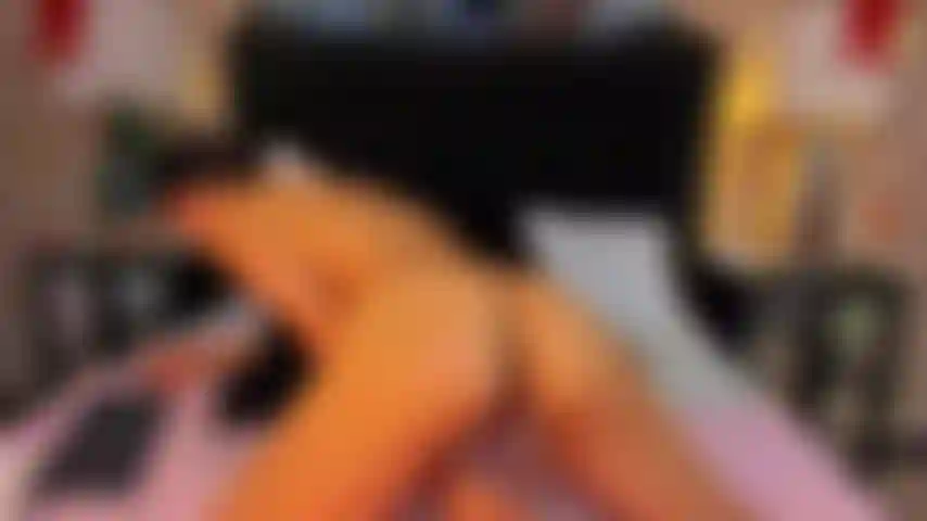 Pulando um pau gostoso e delicioso.