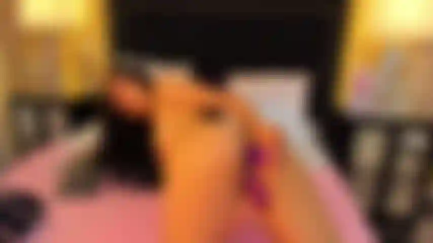 Brinquedo na buceta e outro no cu.