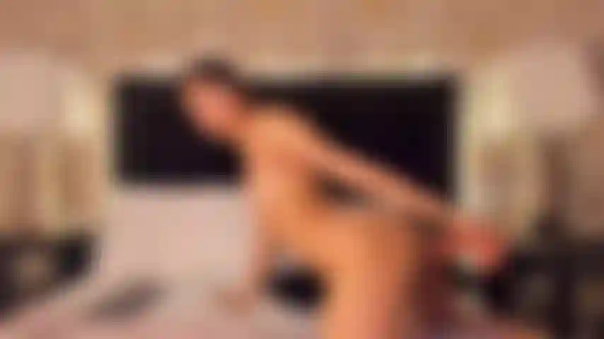 A máquina de foder me fode com força.